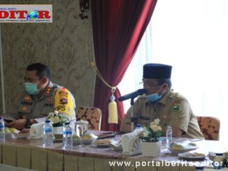 Bupati Gusmal saat memberi pengarahan.