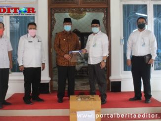 Bupati Gusmal saat menerima bantuan dari BPJS Cabang Solok.