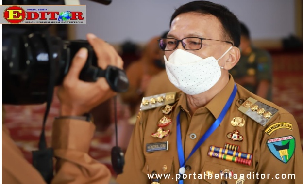 Bupati Pessel saay diwawancarai wartawan.