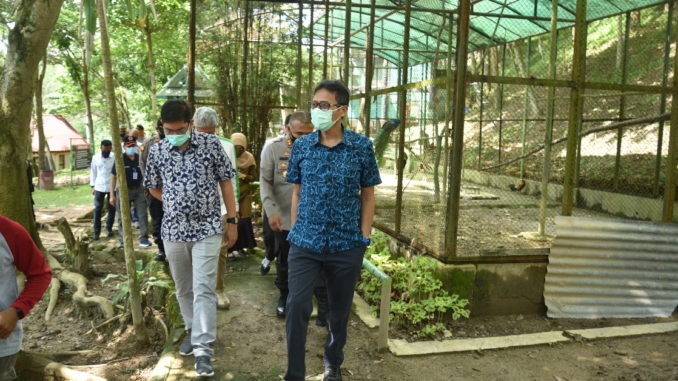 Gubernur Sumbar Irwan Prayitno bersama Walikota Sawahlunto ketika melakukan kunjungan ke taman marga satwa Kandih.