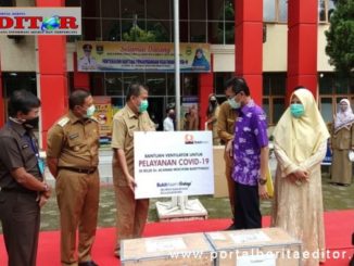 Gubernur Sumbar serahkan bantuan alat kesehatan dari Ny.Nurhayati Subakat kepada direktur RSAM Bukittinggi.