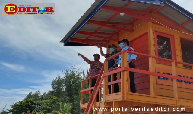 Gubernur dan Wako Pariaman di salah satu fasiitas wisata di Pantai Gandriah.