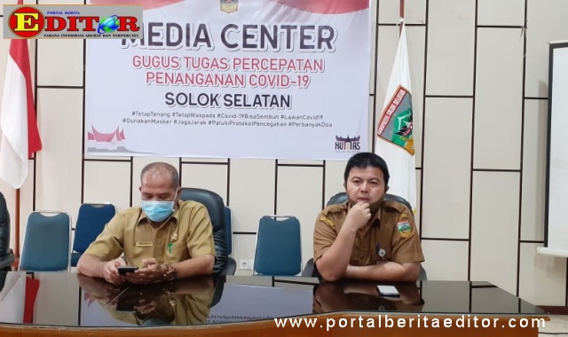 Jubir covid 19 Solsel Novirmas didampingi Kabag Humas Pemkab Solsel Firdaus Firman.