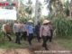 Kapolda dan Gubernur Sumbar saat mengunjungi lahan pertanian anggota kepolisian.