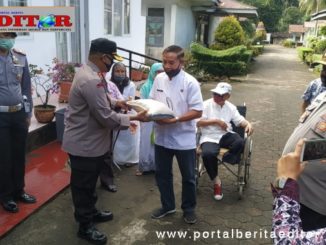 Kapolres Padang Pariaman saat menyerahkan bantuan.