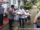 Kapolres Padang Pariaman saat menyerahkan bantuan.