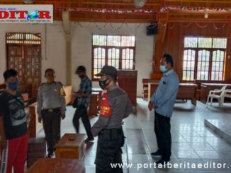 Kapolsek dan Sekcam Sipora Selatan saat pengecekan rumah ibadah.
