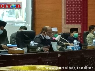 Ketua DPRD Sumbar Supardi saat memimpin Rapat Paripurna penetapan Ranperda wisata halal