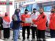 Ketua PMI Kota Solok saat menerima bantuan APD.