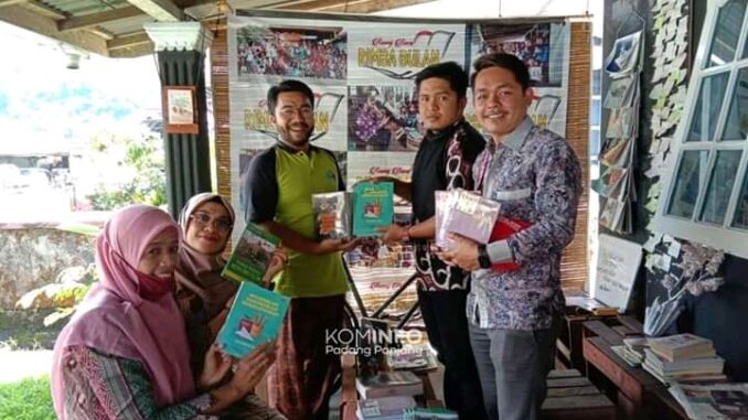 Pembagian buku di DPK Padang Panjang.