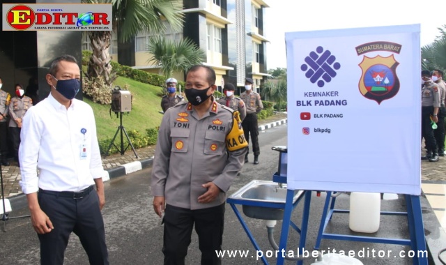 Penerahan wastafel dari BLK Padang ke Polda Sumbar.
