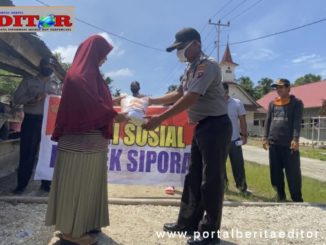 Penyerahan bantuan Polri di Mentawai.
