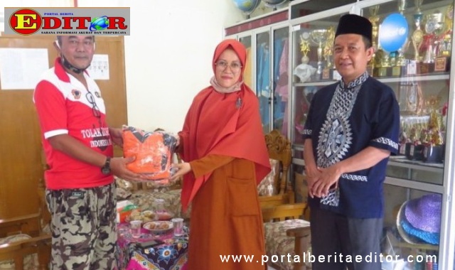 Penyerahan bantuan oleh kepala desa Bato.