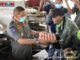 Penyerahan bantuan paket sembako secara simbolis oleh Wako Bukittinggi.
