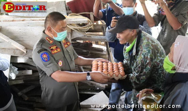 Penyerahan bantuan paket sembako secara simbolis oleh Wako Bukittinggi.
