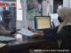 Petugas Disdukcapil Kota Padang Panjang memberi pelayanan lansung terhadap warga yang mengurus dokumen kependudukan.