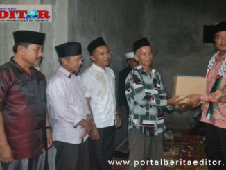 Plt Bupati Solsel Abdul Rahman saat menyerahkan bantuan.