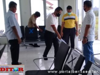 Sekda Mentawai, Martius Dahlan saat memeriksa kesiapan Bandara Rokot melayani penumpang.