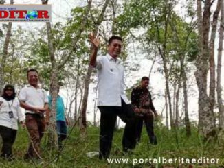 Wabup H Atos Pratama meninjau lokasi pembangunan tower telekomunikasi daerah terpencil.