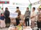 Wakil Bupati Zuldafri Darma menyerahkan Santunan dari BPJS Ketenagakerjaan kepada Istri Almarhum Yusrizal.