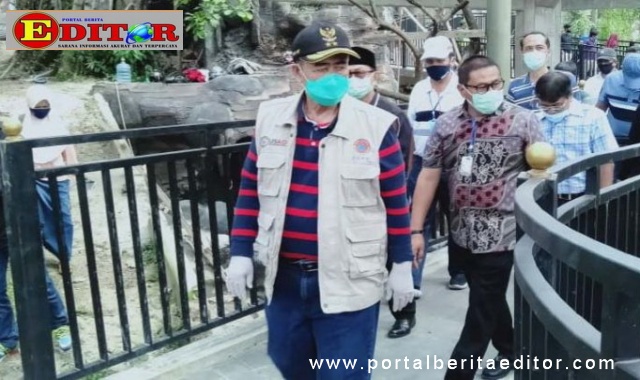 Wakil Gubernur Sumbar bersama Wako Ramlan Nurmatias saat mengunjungi obyek wsisata di Bukittinggi.