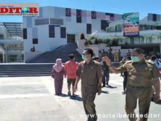 Wako Bukittinggi bersama Wawako di depan pusat pertokoan Pasa Ateh.
