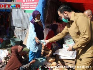 Walikota Padang Panjang, Fadly Amran, turun melakukan peninjauan pasar, memberi edukasi, sekaligus membagikan masker kepada pengunjung dan pedagang..