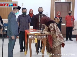 Walikota Sawahlunto Deri Asta SH menyaksikan Dr.Hj. Ambun Kadri. MKM menandatangani berita acara pelantikan.
