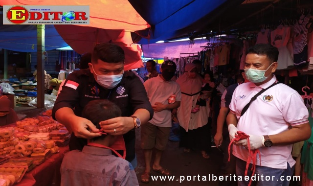 Wartawan dan mahasiswa Pasaman saat membagikan masker.