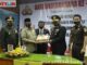 Bupati Gusmal menyerahkan kue HUT Bhayangkara ke 74 kepada Kapolres Solok Arosuka.