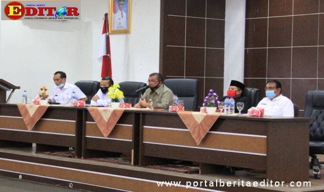 Bupati Gusmal saat rapat evaluasi New Normal.