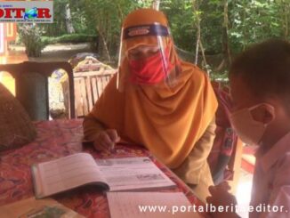Eli Nurza saat mengajar di rumah murid kelas 1.