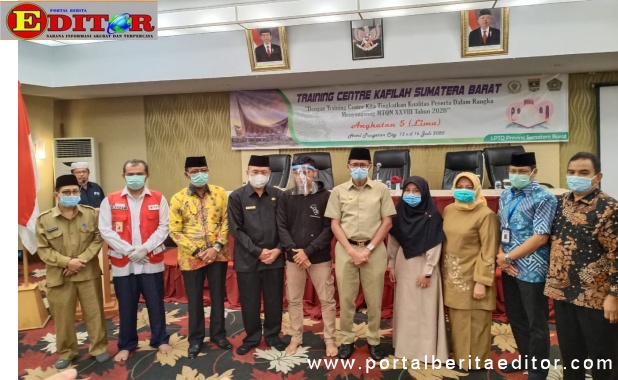 Gubernur Irwan Prayitno bersama sebagian kafilah MTQN Sumbar.