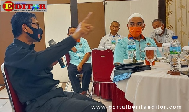 Gubernur Irwan Prayitno saat pertemuan dengan pimpinan berbagai organisai.