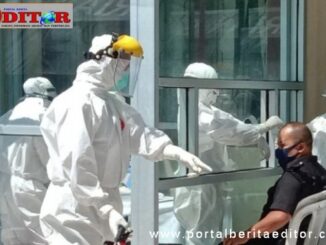 Guru guru di Bukittinggi mengikuti tes swab sebagai persiapan sebelum dimulai sekolah tatap muka.