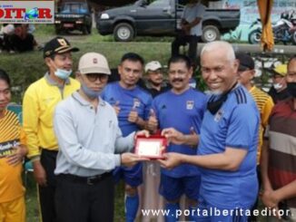 Kapten kesebelasan Pemko Padang Mahyeldi Asharullah menyerahkan cendara mata.