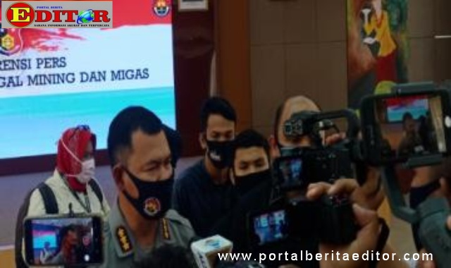 Kombes Satake saat diwawancarai wartawan.