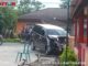 Mobil Xenia yang menabrak tiang listrik dan rumah warga.