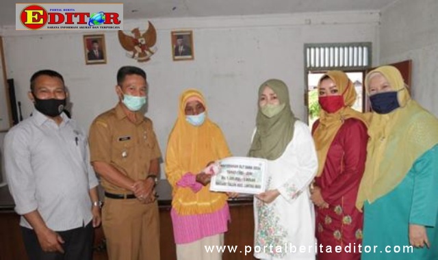 Ny. Emi Irdinasyah Tarmizi menyerahkan secara simbolis BLT kepada masyarakat Nagari Taluak.