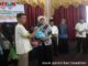 Pengurus PGRI Pasbar saat menyerahkan bantuan.