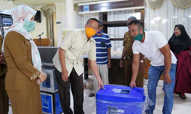 Penyerahan bantuan kepada pelaku UKM di Pariaman.