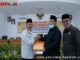 Penyerahan catatan strategis dari Wakil Ketua DPRD Saidani didampingi Anton Yondra kepada Wabup Zuldafri Darma.
