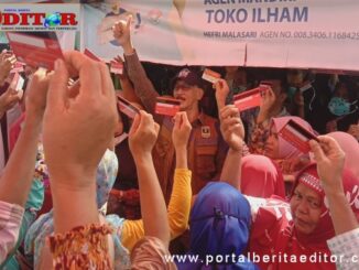 Penyerahan kartu sembako di Pessel.