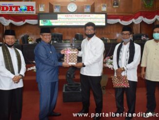 Penyerahan nota KUA PPAS oleh Bupati Solok.