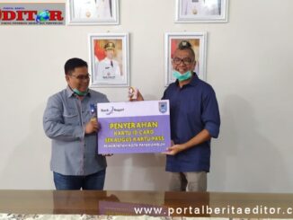 Pimpinan Bank Nagari Cabang Payakumbuh menyerahkan Id Card untuk Pemko Payakumbuh.