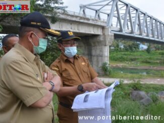 Wagub Nasrul Abit saat menerima penjelasan tentang pembangunan jembatan Kuranji.