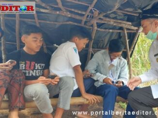 Wagub Nasrul Abit saat menyaksikan siswa mengunduh pelajaran melalui android.