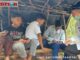 Wagub Nasrul Abit saat menyaksikan siswa mengunduh pelajaran melalui android.