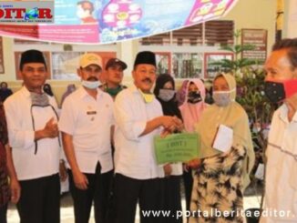 Wakil Bupati H.Zuldafri Darma,SH menyerahkan BST Propinsi secara simbolos kepada masyarakat Situmbuak.