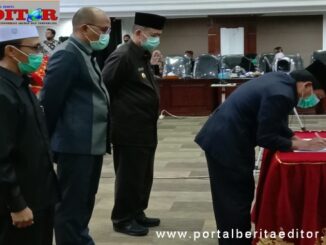 Wakil Ketua DPRD Sumbar Suwirpen saat menandatangani nota kesepakatan